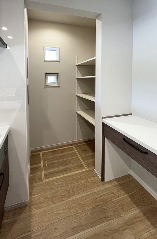 二人暮らしを愉しむシャープで凛とした佇まいのちょうどいい平屋 - 向洋ハウジング - キッチン収納