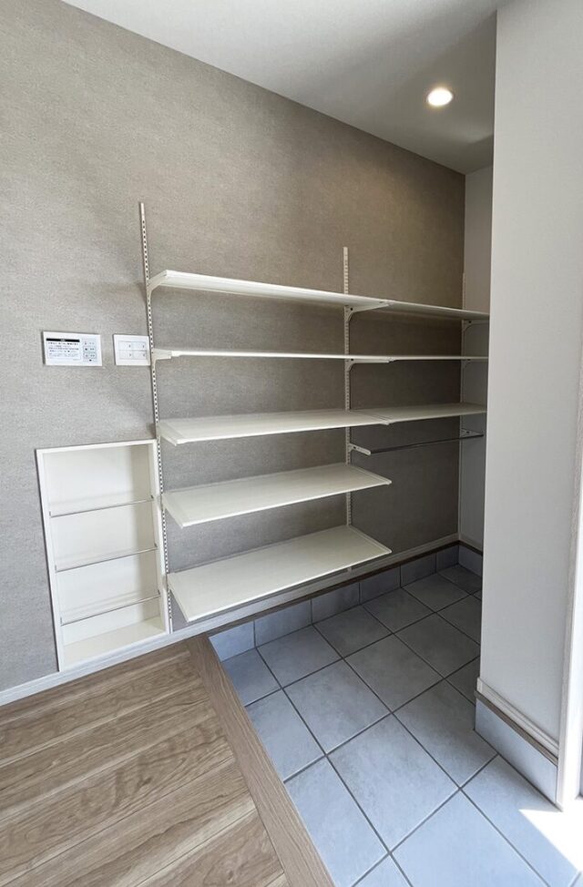 二人暮らしを愉しむシャープで凛とした佇まいのちょうどいい平屋 - 向洋ハウジング - 玄関収納