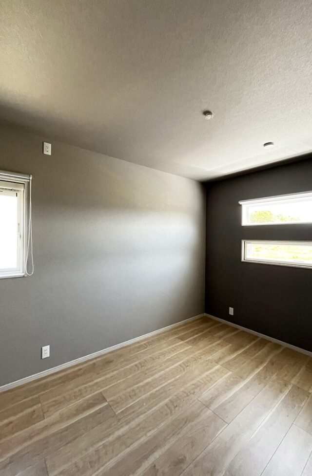 二人暮らしを愉しむシャープで凛とした佇まいのちょうどいい平屋 - 向洋ハウジング - 洋室