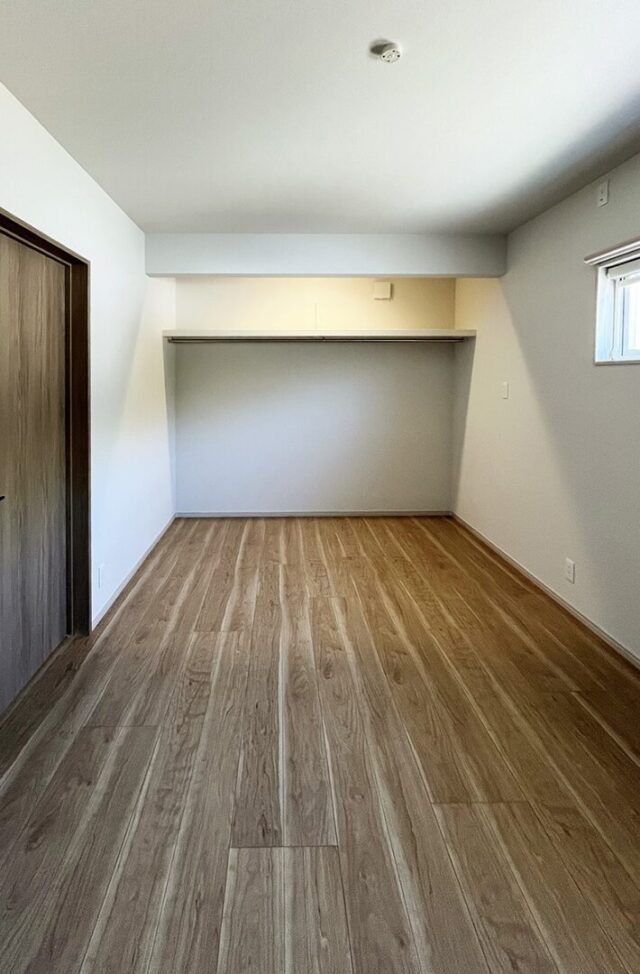 二人暮らしを愉しむシャープで凛とした佇まいのちょうどいい平屋 - 向洋ハウジング - 洋室・収納