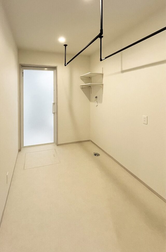 二人暮らしを愉しむシャープで凛とした佇まいのちょうどいい平屋 - 向洋ハウジング - 脱衣・ランドリールーム