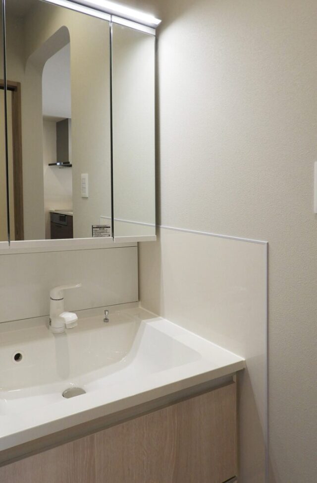 二人暮らしを愉しむシャープで凛とした佇まいのちょうどいい平屋 - 向洋ハウジング - 洗面スペース