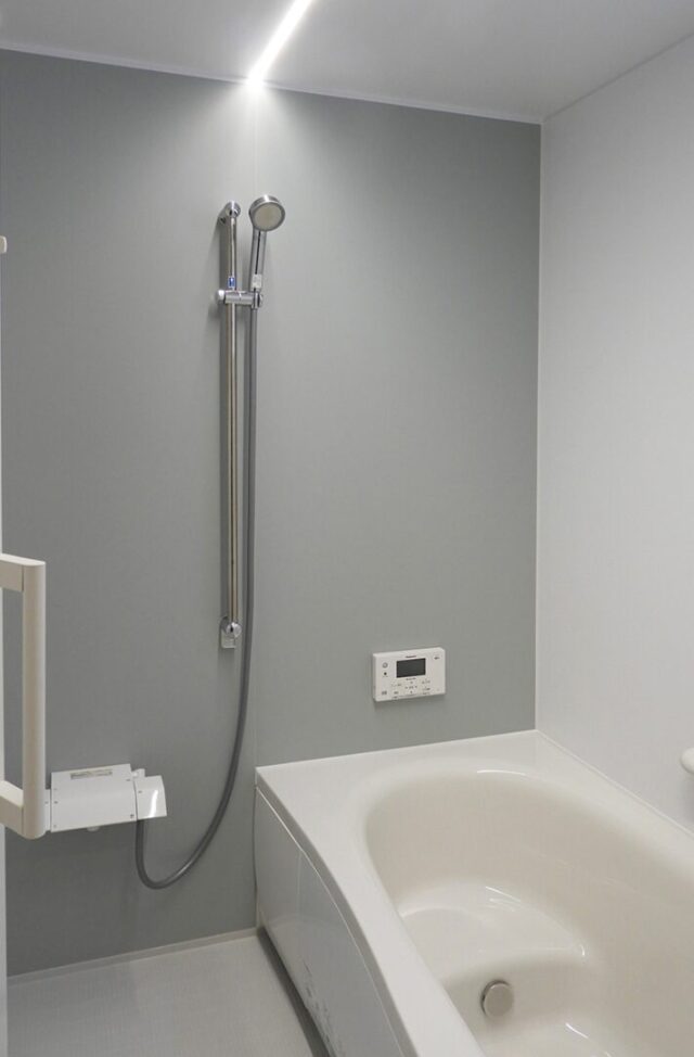 二人暮らしを愉しむシャープで凛とした佇まいのちょうどいい平屋 - 向洋ハウジング - 浴室