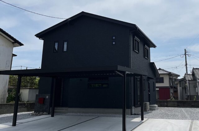 ブラックで統一された重厚なフォルムと落ち着きある大人モダンな2階建て - 向洋ハウジング - 外観