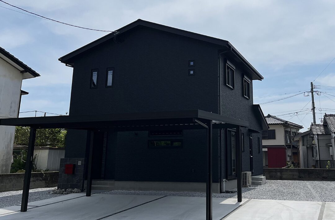 ブラックで統一された重厚なフォルムと落ち着きある大人モダンな2階建て