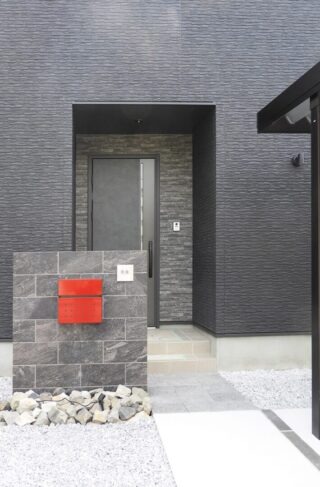 ブラックで統一された重厚なフォルムと落ち着きある大人モダンな2階建て - 向洋ハウジング - 玄関