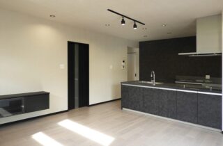 ブラックで統一された重厚なフォルムと落ち着きある大人モダンな2階建て - 向洋ハウジング - LDK