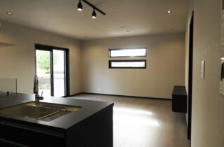 ブラックで統一された重厚なフォルムと落ち着きある大人モダンな2階建て - 向洋ハウジング - LDK