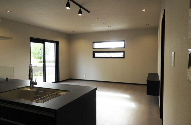 ブラックで統一された重厚なフォルムと落ち着きある大人モダンな2階建て - 向洋ハウジング - LDK