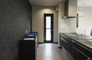 ブラックで統一された重厚なフォルムと落ち着きある大人モダンな2階建て - 向洋ハウジング - キッチン