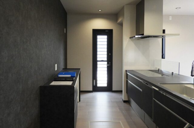 ブラックで統一された重厚なフォルムと落ち着きある大人モダンな2階建て - 向洋ハウジング - キッチン