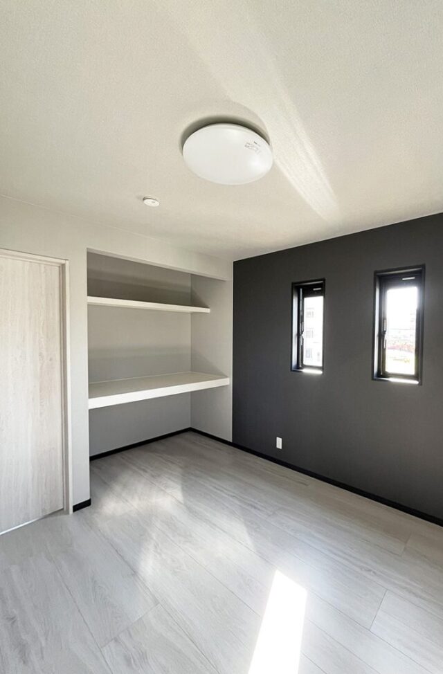 ブラックで統一された重厚なフォルムと落ち着きある大人モダンな2階建て - 向洋ハウジング - 洋室・収納