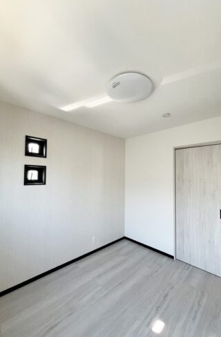 ブラックで統一された重厚なフォルムと落ち着きある大人モダンな2階建て - 向洋ハウジング - 洋室