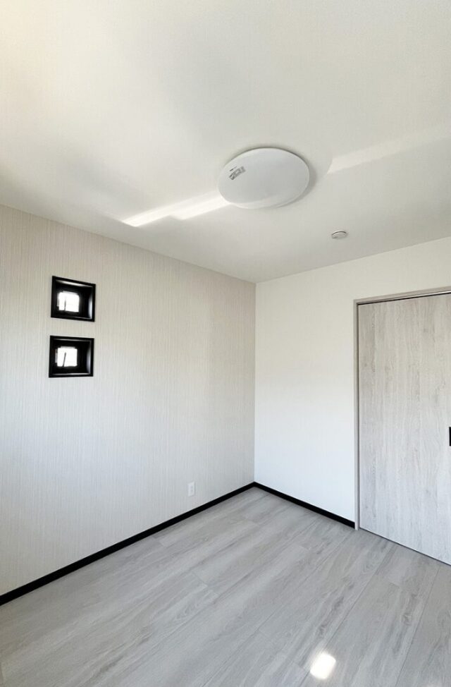 ブラックで統一された重厚なフォルムと落ち着きある大人モダンな2階建て - 向洋ハウジング - 洋室