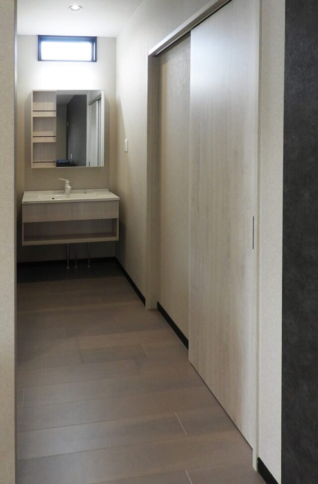 ブラックで統一された重厚なフォルムと落ち着きある大人モダンな2階建て - 向洋ハウジング - 洗面スペース