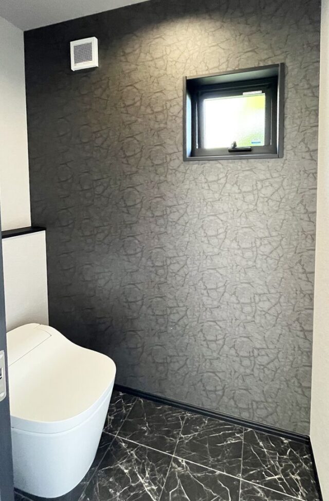 ブラックで統一された重厚なフォルムと落ち着きある大人モダンな2階建て - 向洋ハウジング - トイレ