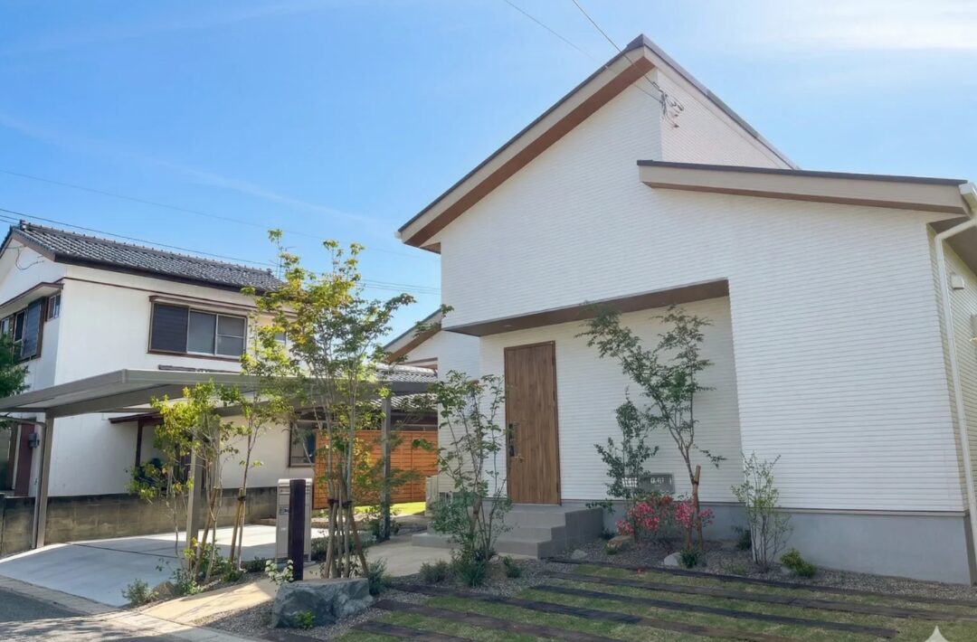 招き屋根の温かみある外観と白壁に木が調和する北欧ナチュラルな平屋 - 向洋ハウジング - 外観