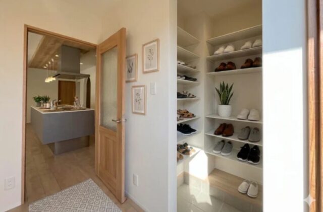 招き屋根の温かみある外観と白壁に木が調和する北欧ナチュラルな平屋 - 向洋ハウジング - 玄関