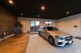 木目が内外装に映えるデザイン性と機能性を両立したインナーガレージハウス - 向洋ハウジング - ガレージ