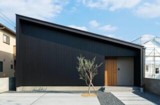マットブラックの外観と土間の質感が心地いい開放的なリビングを叶えた平屋 - 向洋ハウジング - 外観