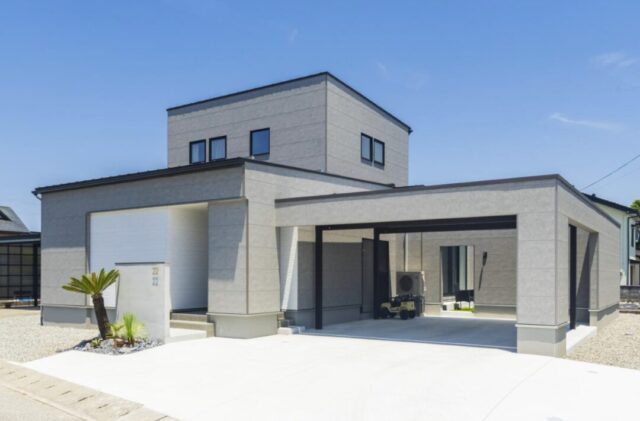 グレーのスタイリッシュな外観と一直線の家事動線で暮らしを整える快適な住まい - 向洋ハウジング - 外観