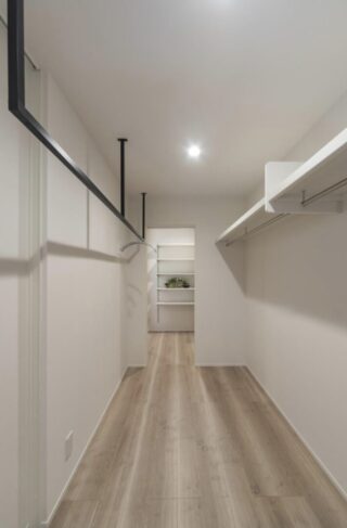 グレーのスタイリッシュな外観と一直線の家事動線で暮らしを整える快適な住まい - 向洋ハウジング - WIC