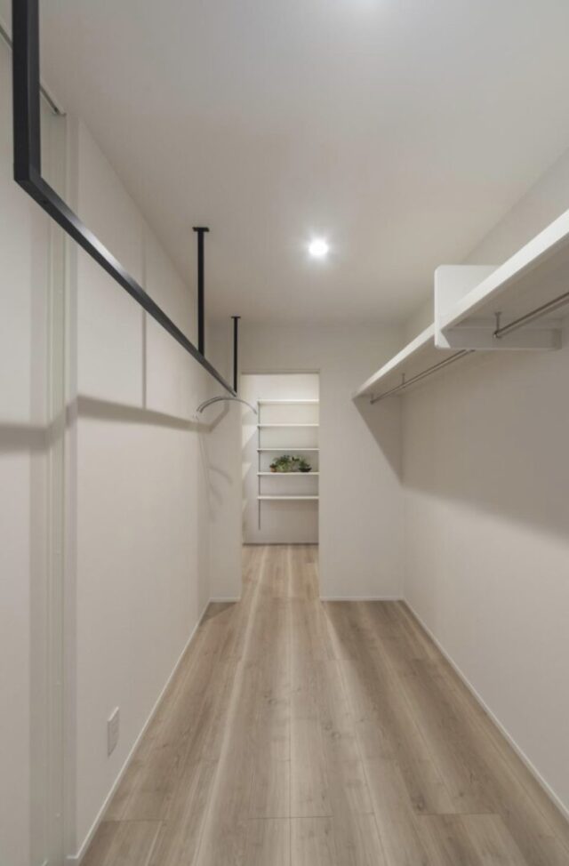 グレーのスタイリッシュな外観と一直線の家事動線で暮らしを整える快適な住まい - 向洋ハウジング - WIC