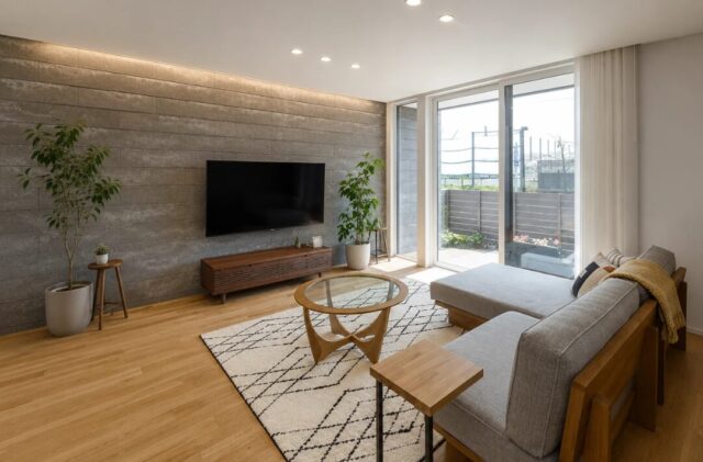 モノトーンの外観と無垢が調和する洗練された大人モダンな住まい - 向洋ハウジング - リビング