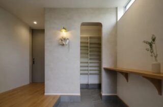 モノトーンの外観と無垢が調和する洗練された大人モダンな住まい - 向洋ハウジング - 玄関