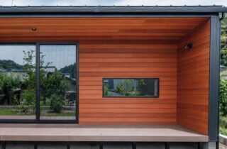 深く張り出した軒と木目が魅せるモダンな平屋 - 向洋ハウジング - 外観