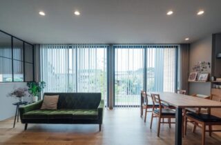 深く張り出した軒と木目が魅せるモダンな平屋 - 向洋ハウジング - LDK