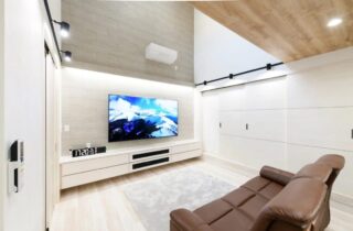 ホームシアターで暮らしを愉しむ白基調の上質な住まい - 向洋ハウジング - リビング・吹き抜け