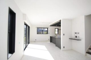 ホテルライク×モダンに優れた収納と動線を備えた2階建て - 向洋ハウジング - LDK
