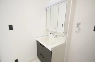 ホテルライク×モダンに優れた収納と動線を備えた2階建て - 向洋ハウジング - 洗面所