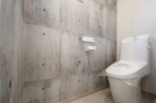 白いタイル外観とグレーインテリアが映える2階建て - 向洋ハウジング - トイレ