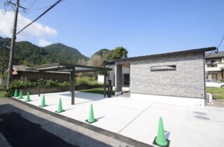 黒壁がアクセントのLDKと芝生ガーデンがつながる平屋 - 向洋ハウジング - 外観・外構