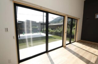 黒壁がアクセントのLDKと芝生ガーデンがつながる平屋 - 向洋ハウジング - リビング・外構