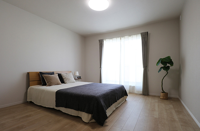 寝室 - 緑ヶ丘11号地モデルハウス「インナーテラス付き2階建てテクノストラクチャー住宅」(延岡市) - 向洋ハウジング