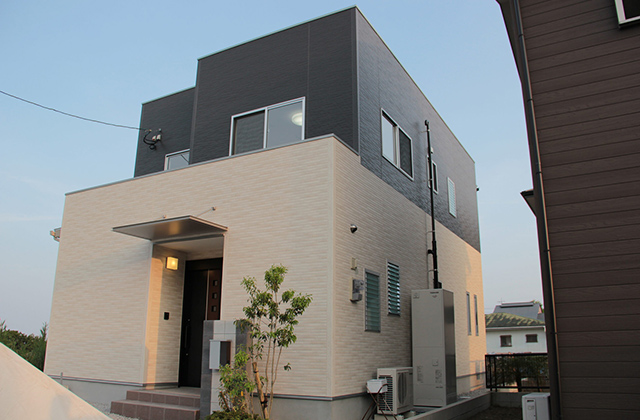 ナチュラルテイストのツートンカラーがおしゃれな2階建て