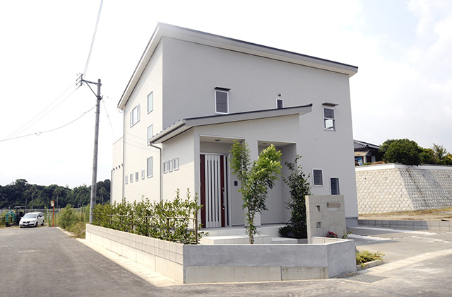 光と風を取り込むリビング階段のある2階建て