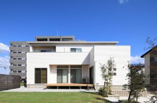 青空と芝の緑が似合う上品で華やかな白いお家 - マルケンホーム - 外観・昼