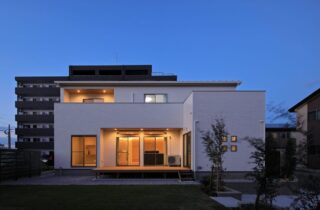 青空と芝の緑が似合う上品で華やかな白いお家 - マルケンホーム - 外観・夜