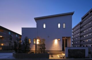 青空と芝の緑が似合う上品で華やかな白いお家 - マルケンホーム - 正面外観・夜