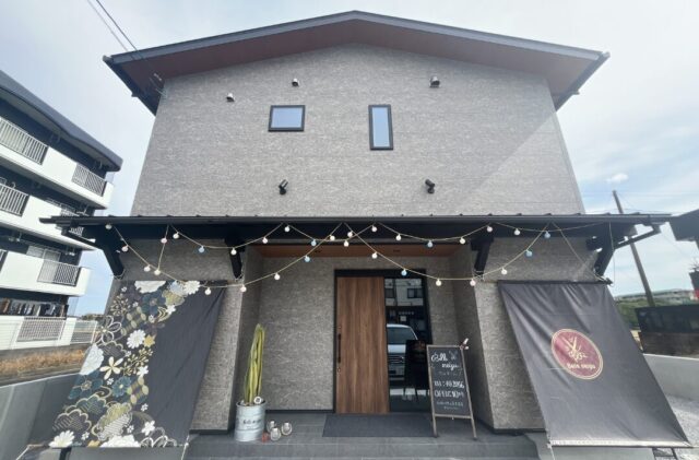 ダークカラーでまとめたナチュラルモダンな店舗 - マルケンホーム - 外観
