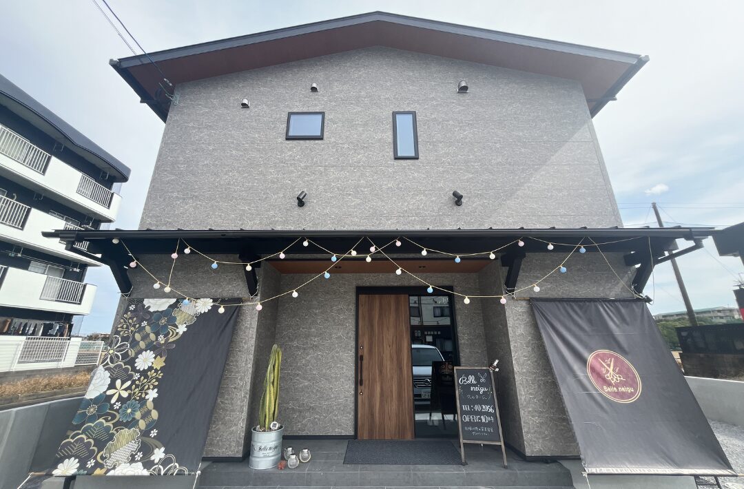 ダークカラーでまとめたナチュラルモダンな店舗