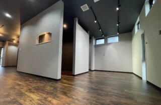 ダークカラーでまとめたナチュラルモダンな店舗 - マルケンホーム - 内観