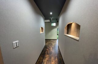 ダークカラーでまとめたナチュラルモダンな店舗 - マルケンホーム - 廊下