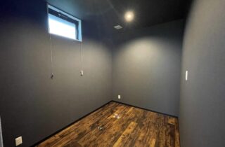 ダークカラーでまとめたナチュラルモダンな店舗 - マルケンホーム - 個室