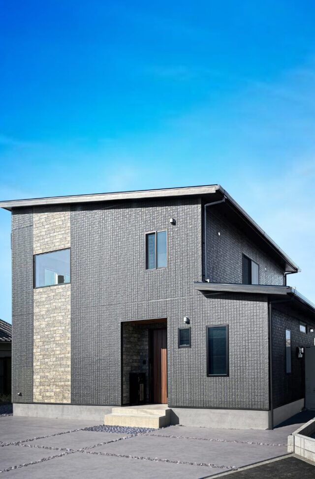 かっこいい佇まいの吹き抜けがあるシックな2階建て - マルケンホーム - 外観
