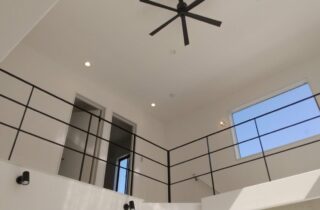 かっこいい佇まいの吹き抜けがあるシックな2階建て - マルケンホーム - 吹き抜け